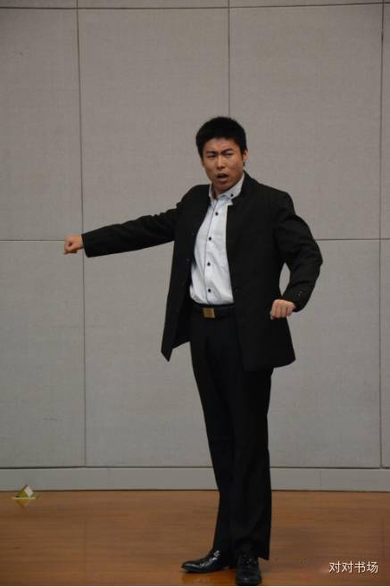 
杜鑫杰这段经典评书《桃花庄》 现场观众都乐疯了！-BJL平台集团(图1)