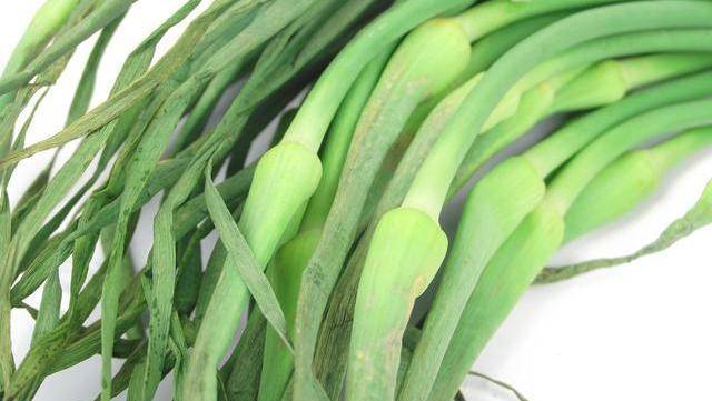 也是蒜苔 「红蒜苔」和「绿蒜苔」有什么区别？菜农告诉你【BJL平台集团】(图2)