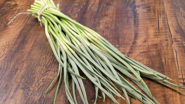 也是蒜苔 「红蒜苔」和「绿蒜苔」有什么区别？菜农告诉你【BJL平台集团】(图8)